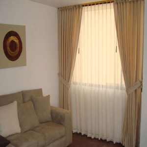 cortina-romana-mas-cortinas-con-holajes-de-madera